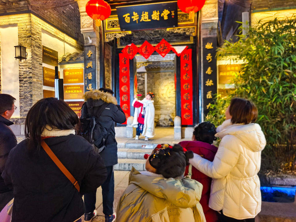 正月里的济南曲水亭街到百花洲，一路泉水、美食、古建筑美极了