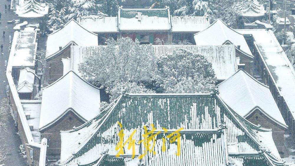 济南百年老街迎初雪 青砖红瓦披银装