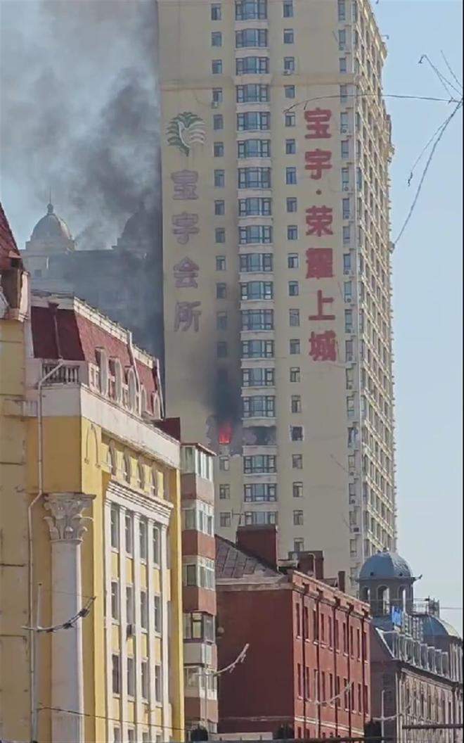 哈尔滨一小区住户家中爆炸起火 相关部门已前往处置