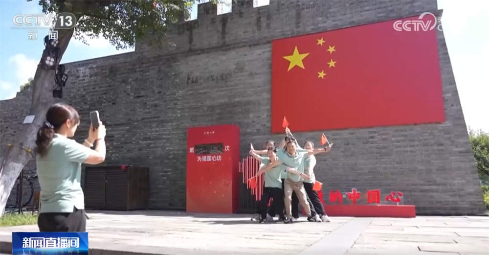 最是一抹“中国红”!各地喜迎国庆装扮一新 节日氛围浓厚