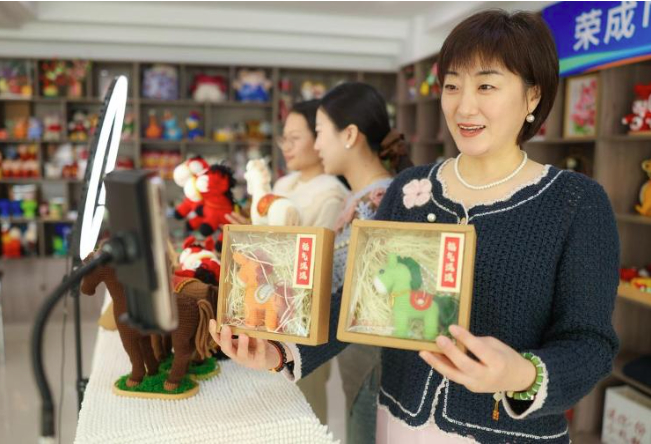 拿起了钩针，就成了最接地气的传承者