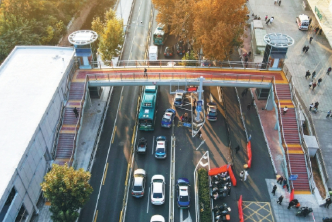 新建过街天桥启用 将缓解齐鲁医院医圈交通压力