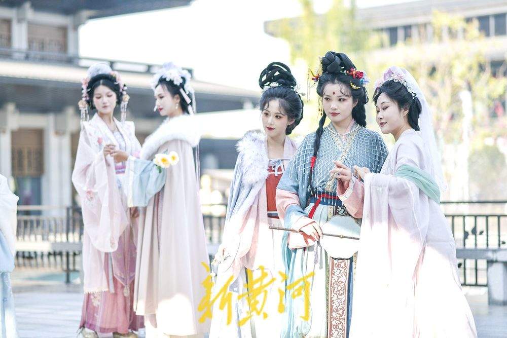 济南“如梦令宋词主题演艺乐园”开启汉服巡游,再现千年风雅