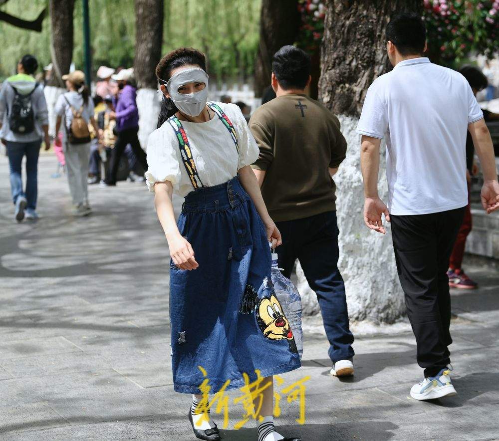 “初夏感”满满，市民护城河畔漫步享清凉