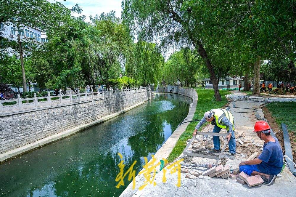 济南大明湖游乐场改大草坪，园外隔河可观湖