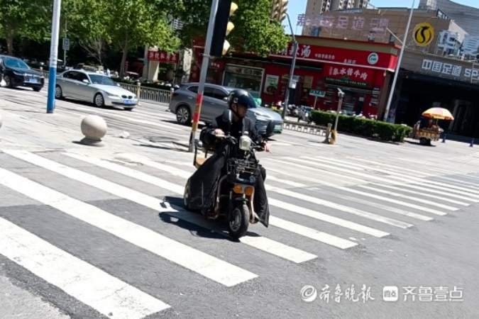 2150元拼出“马路刺客”！骑了20年才知是机动车，济南“老头乐”治理如何破局？