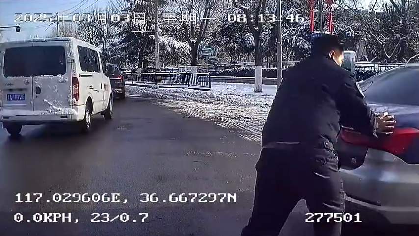 更多公交“推车侠”现身 他们是这座城最温暖的底色