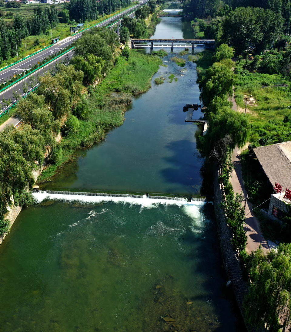 济南连续降雨后玉符河流水潺潺，孩子们尽情玩水