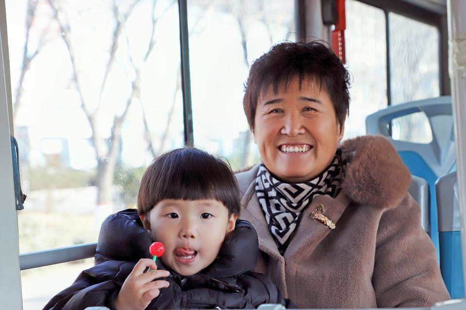 山东多地推行免费公交，背后算的是民生账和生态账