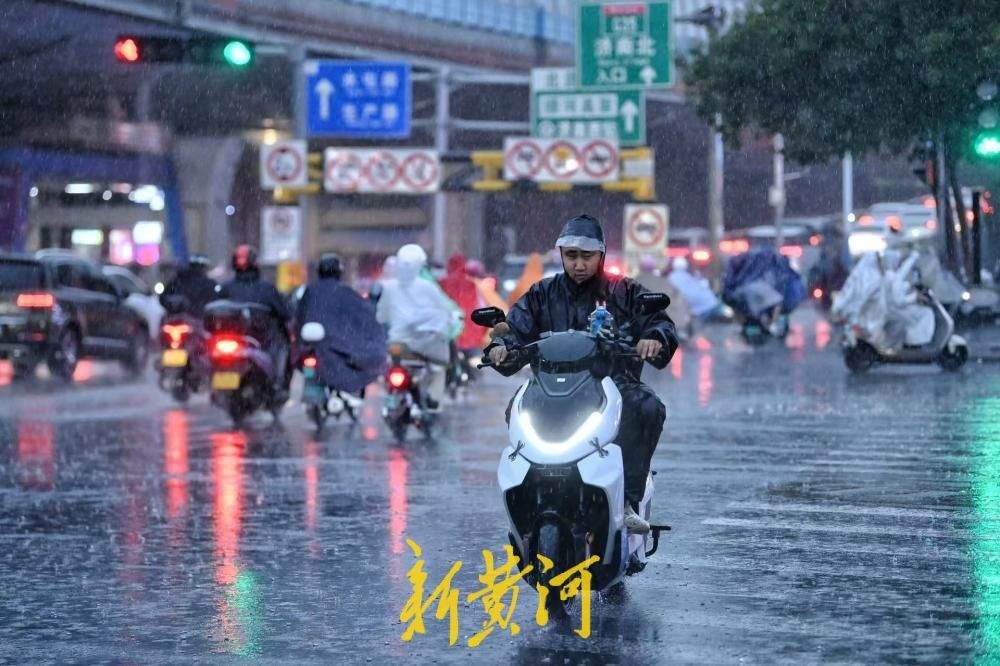 骤雨突袭：晚高峰济南北园高架路下现归家人潮