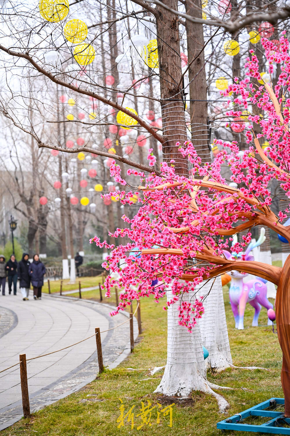 泉畔花灯璀璨迎春，秦琼主题灯组彰显历史风韵