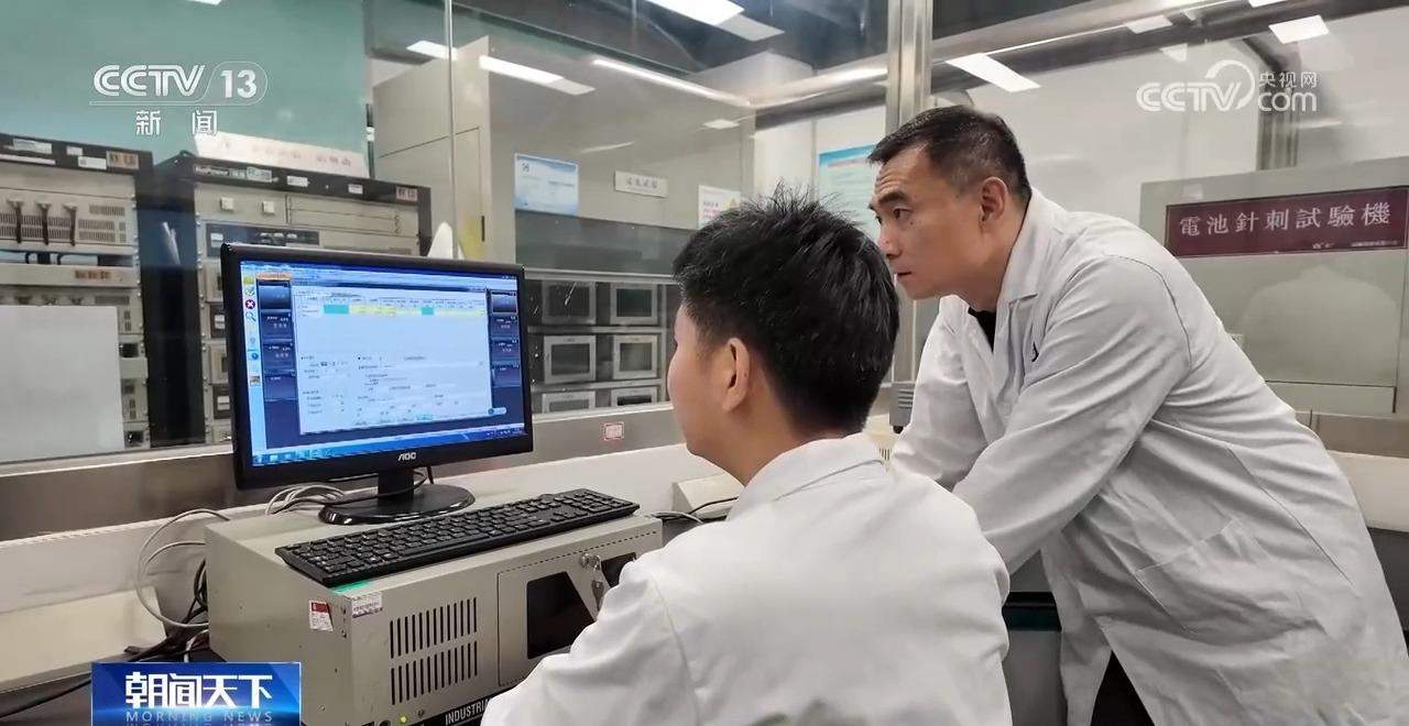 如何安全使用充电宝？跟记者去实验室看看极限测试