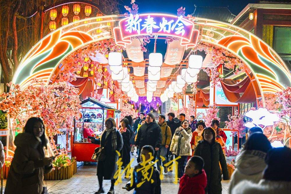 璀璨花灯亮起来，新春的喜庆氛围瞬间拉满