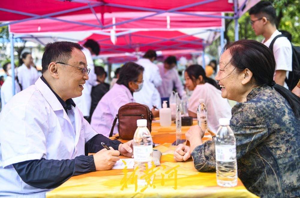 新生报到现场把脉义诊，大学迎新开启中医药文化体验