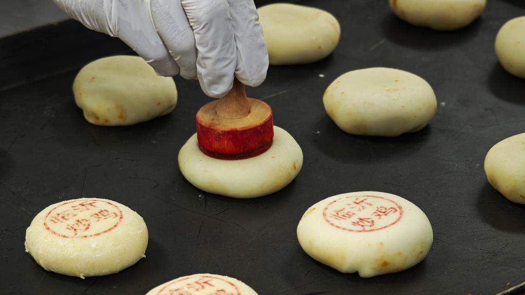 “炒鸡月饼”你吃过吗？临沂一食品公司正赶制临沂炒鸡月饼