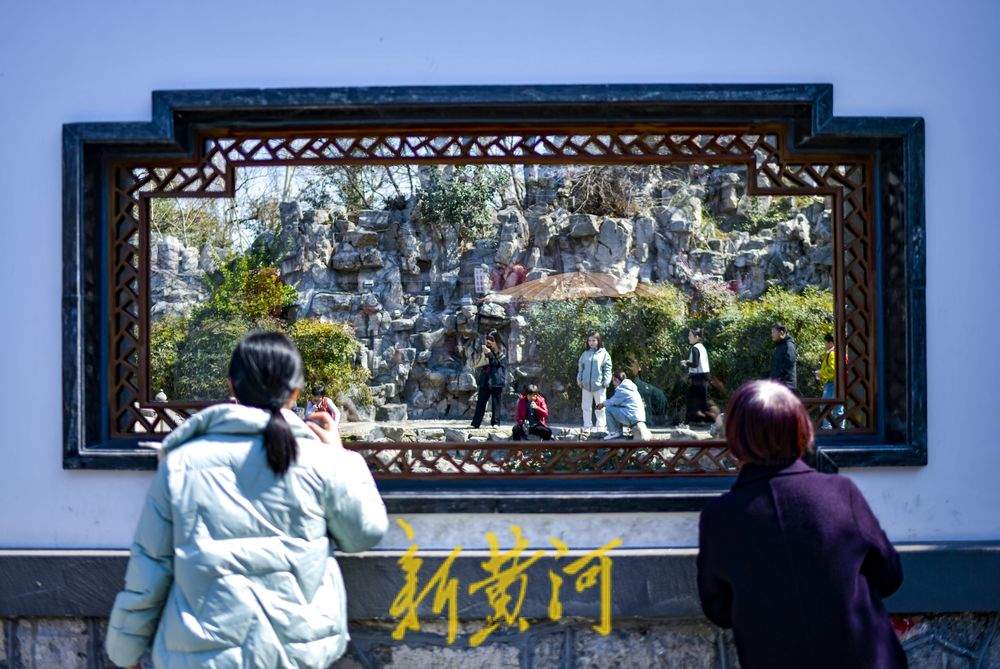 春色满园关不住，花红柳绿入窗来