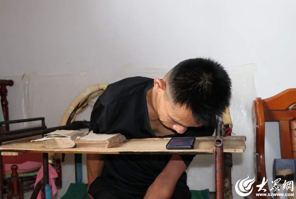 历时三年，总计四万字！山东脑瘫青年用鼻尖敲出两部话剧剧本