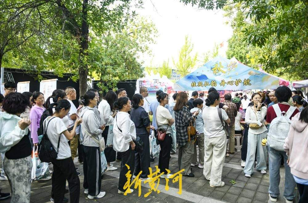 新生报到现场把脉义诊，大学迎新开启中医药文化体验