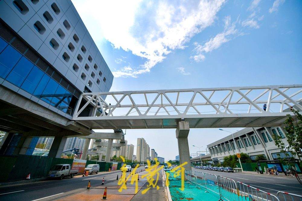项目强省会｜人行天桥横跨济南飞跃大道 连接轨道交通两座高架车站