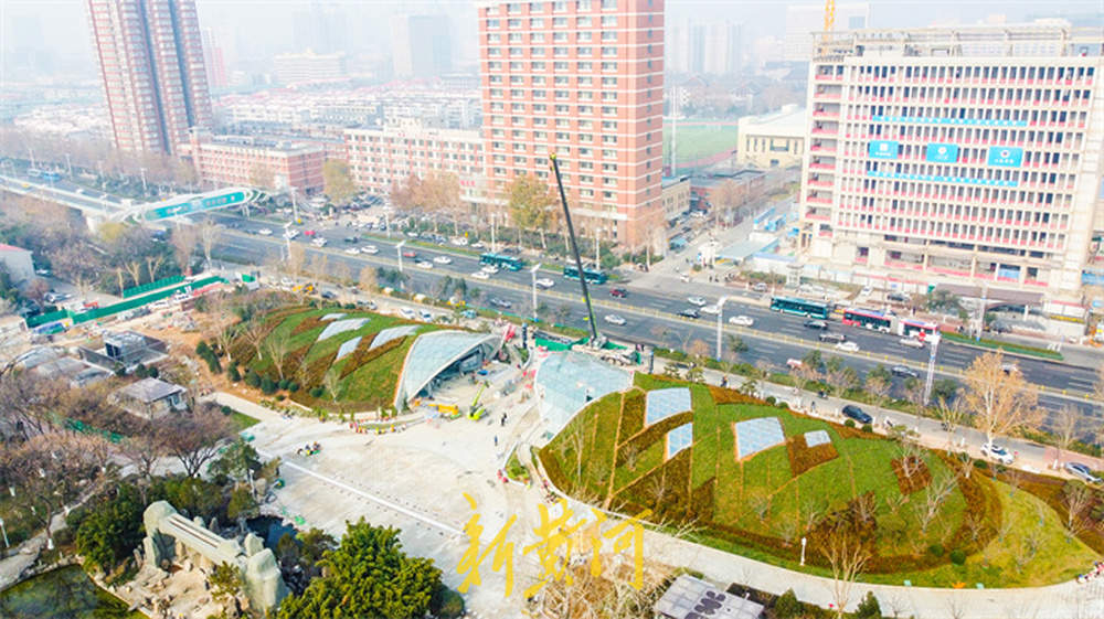 地铁4号线泉城公园站“挂牌”，出入口“披绿”融入公园景观