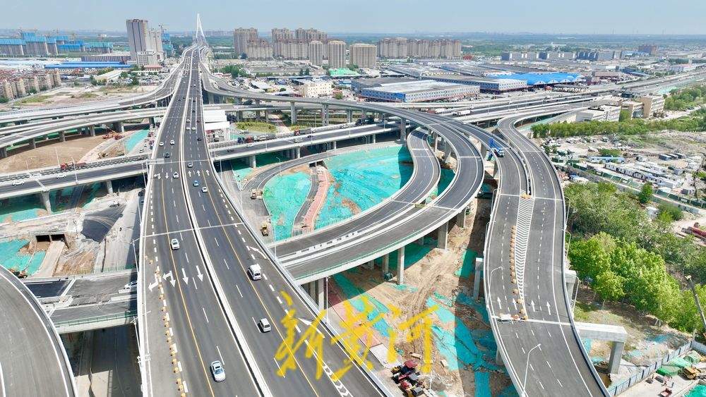 零点立交桥匝道沥青铺设到位 高速公路收费站挂牌