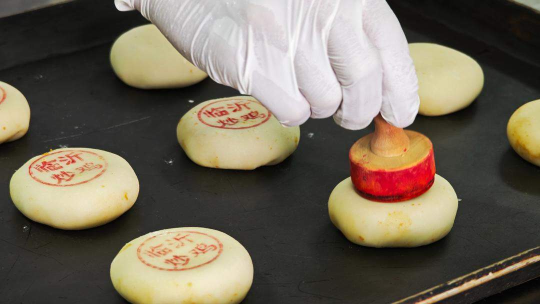 “炒鸡月饼”你吃过吗？临沂一食品公司正赶制临沂炒鸡月饼