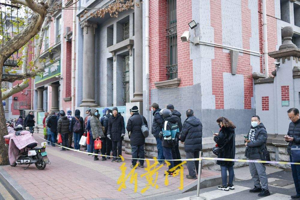 《乙巳年》特种邮票今天首发,济南邮迷排队购买,有人凌晨3点来排队