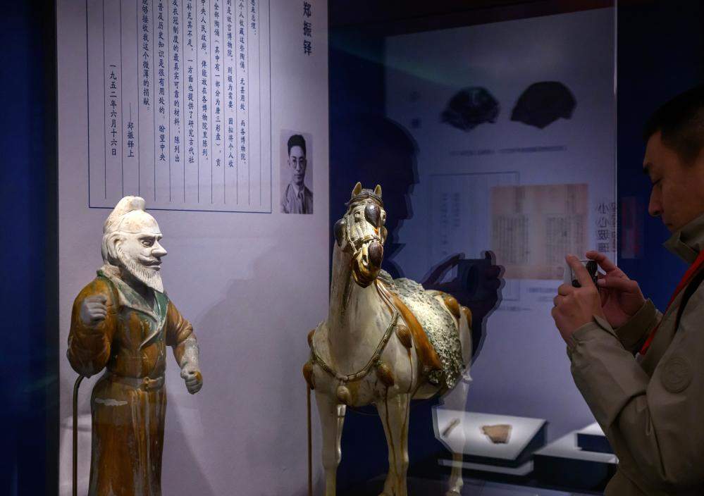 故宫博物院新展汇集百余捐献文物