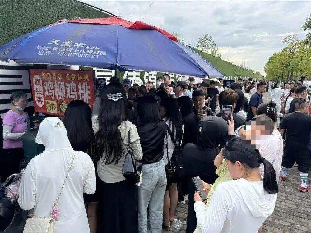 又见“因一人火一城”！“鸡排哥”走红背后的老问题