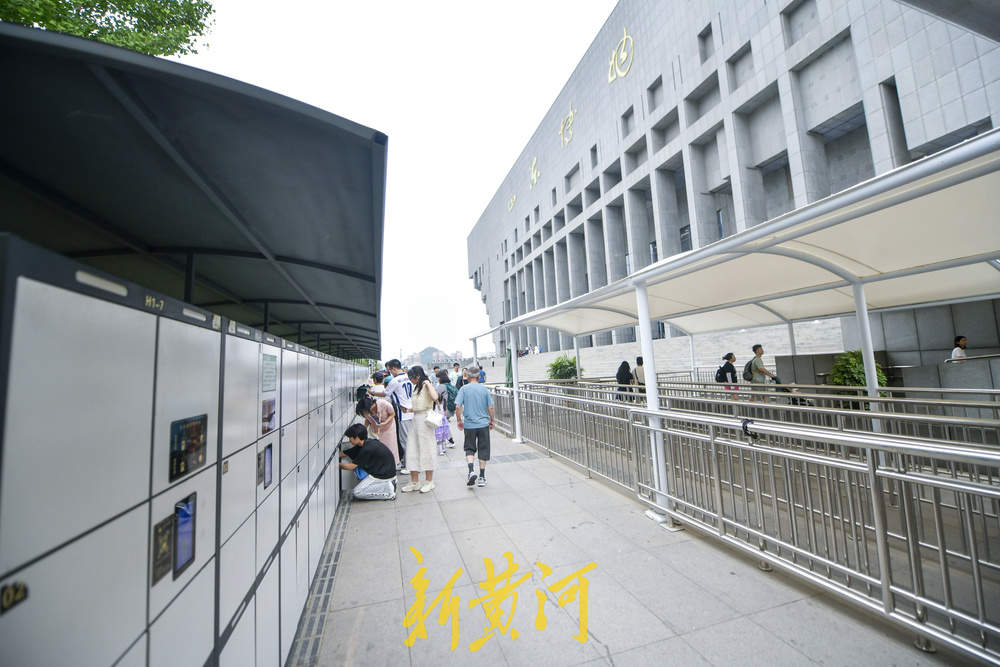 山东省博入口新增遮阳遮雨棚和储物柜，参观者告别烈日下排队