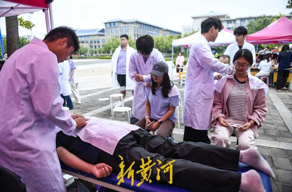 新生报到现场把脉义诊，大学迎新开启中医药文化体验