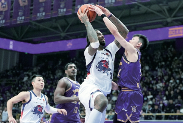 山东高速男篮主场险胜四川队