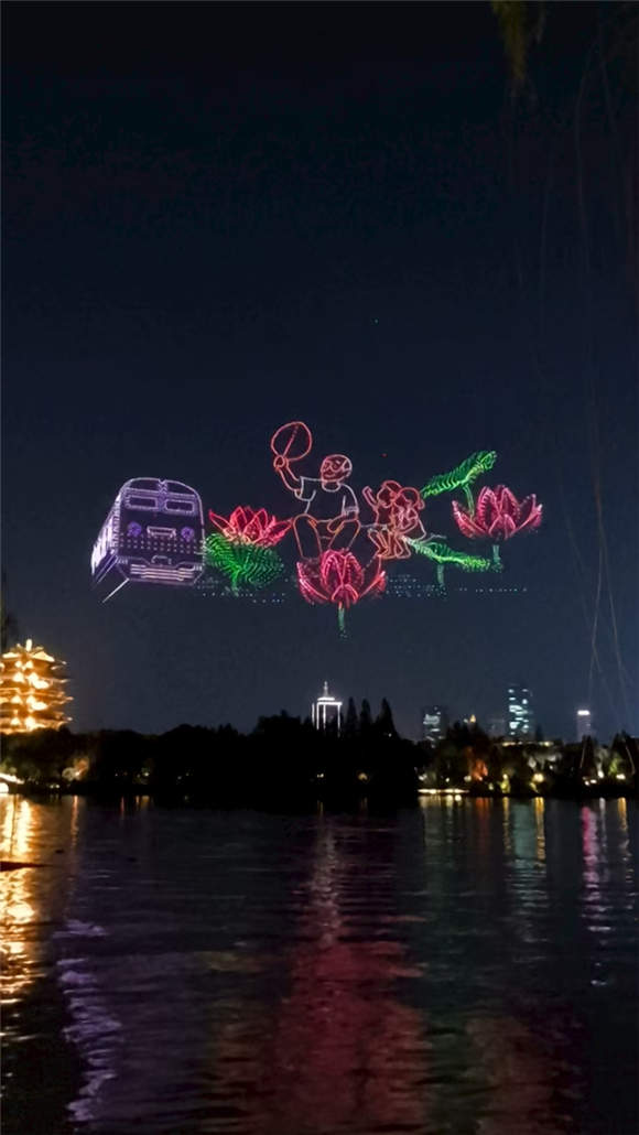 “泉染星穹”无人机表演震撼全场观众：感受到济南这座城市的温暖