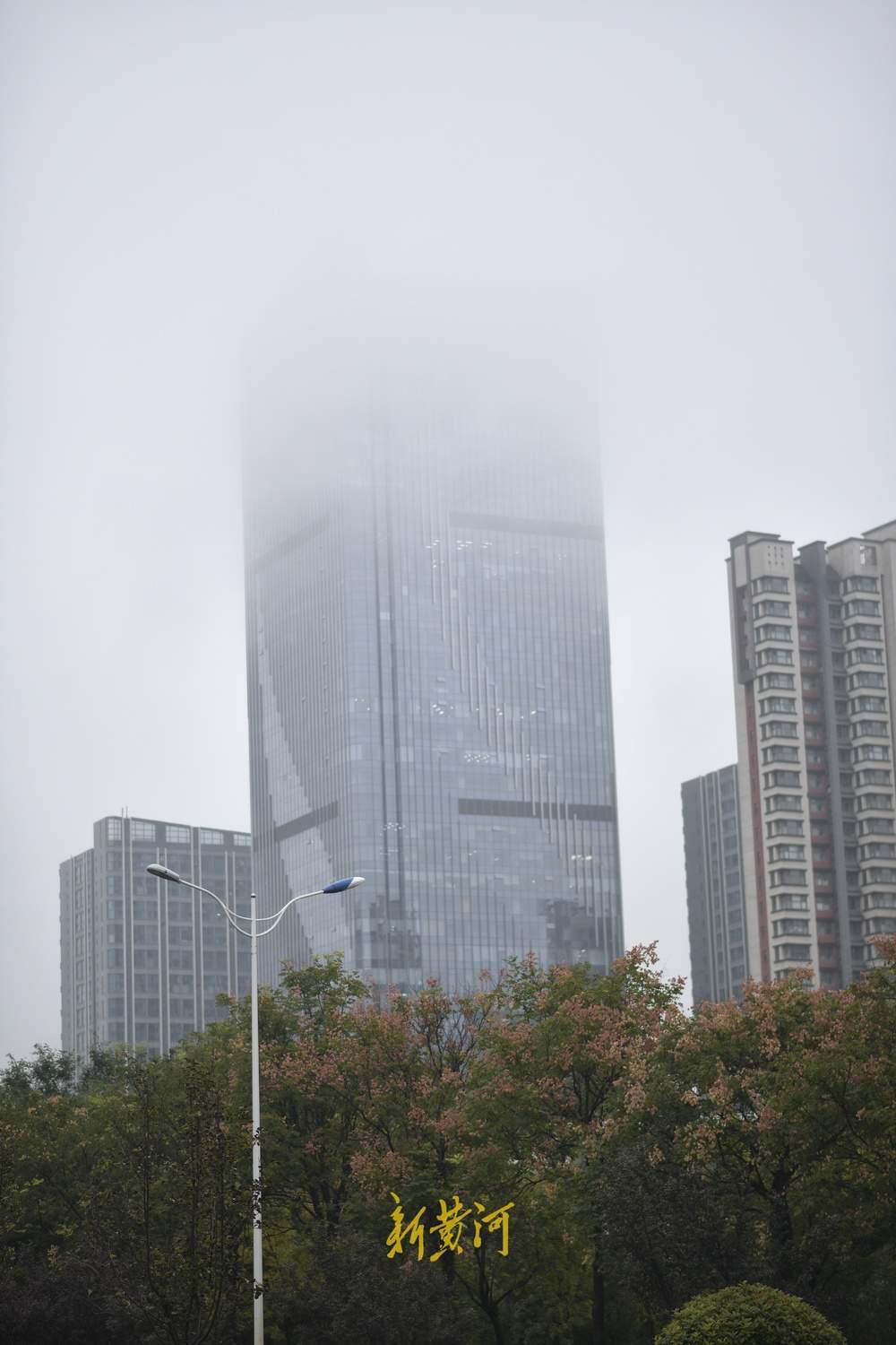 济南降雨持续不断，云雾笼罩高楼