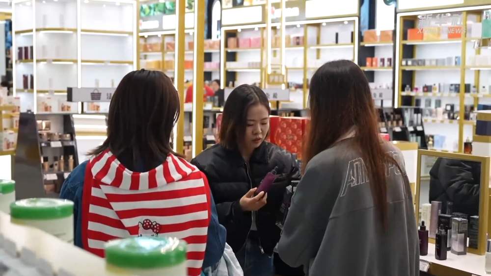 国庆中秋假期 中哈霍尔果斯国际边境合作中心迎来购物潮