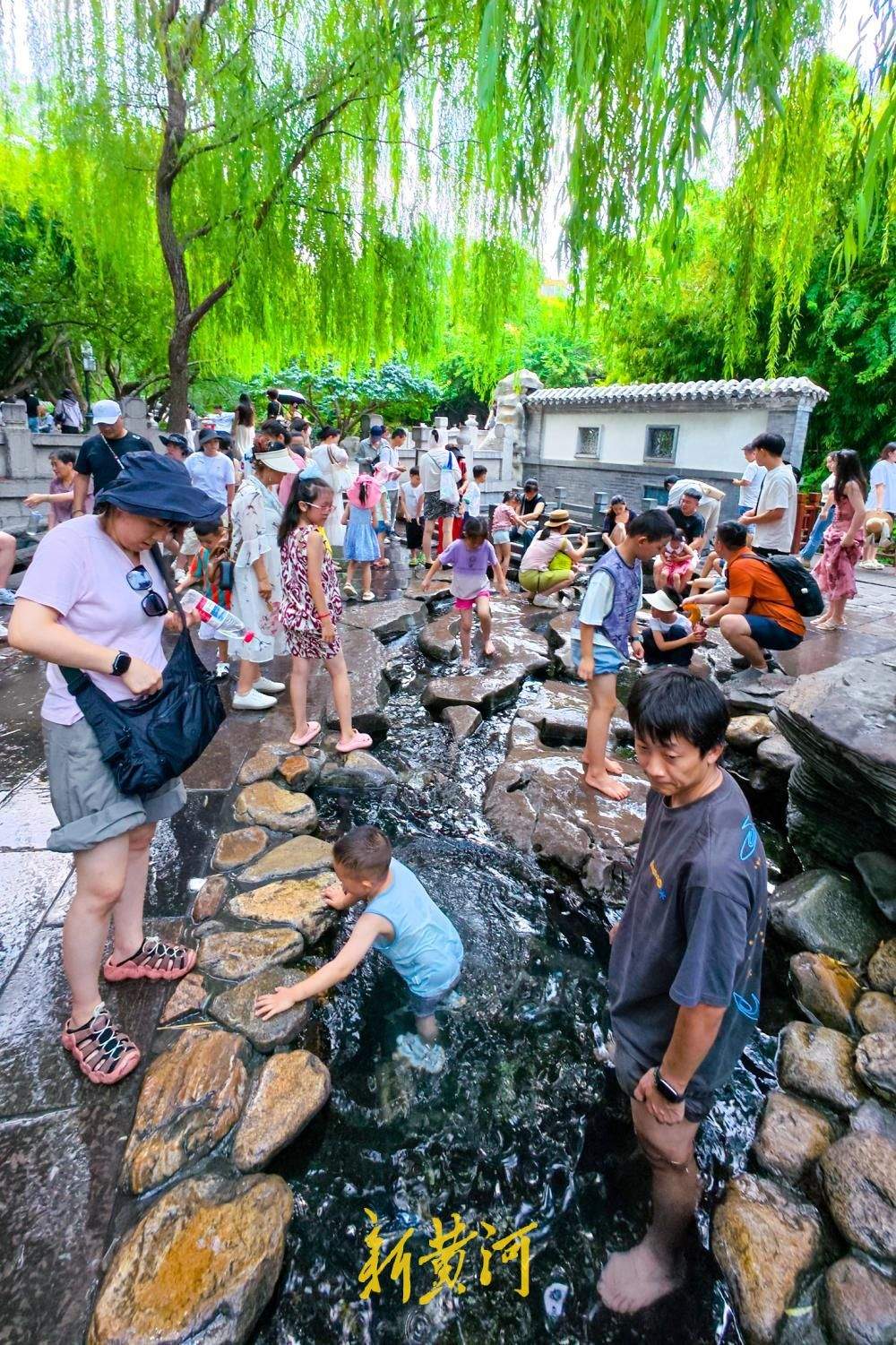高温天气持续，“清泉石上流”景观迎来纳凉客流高峰