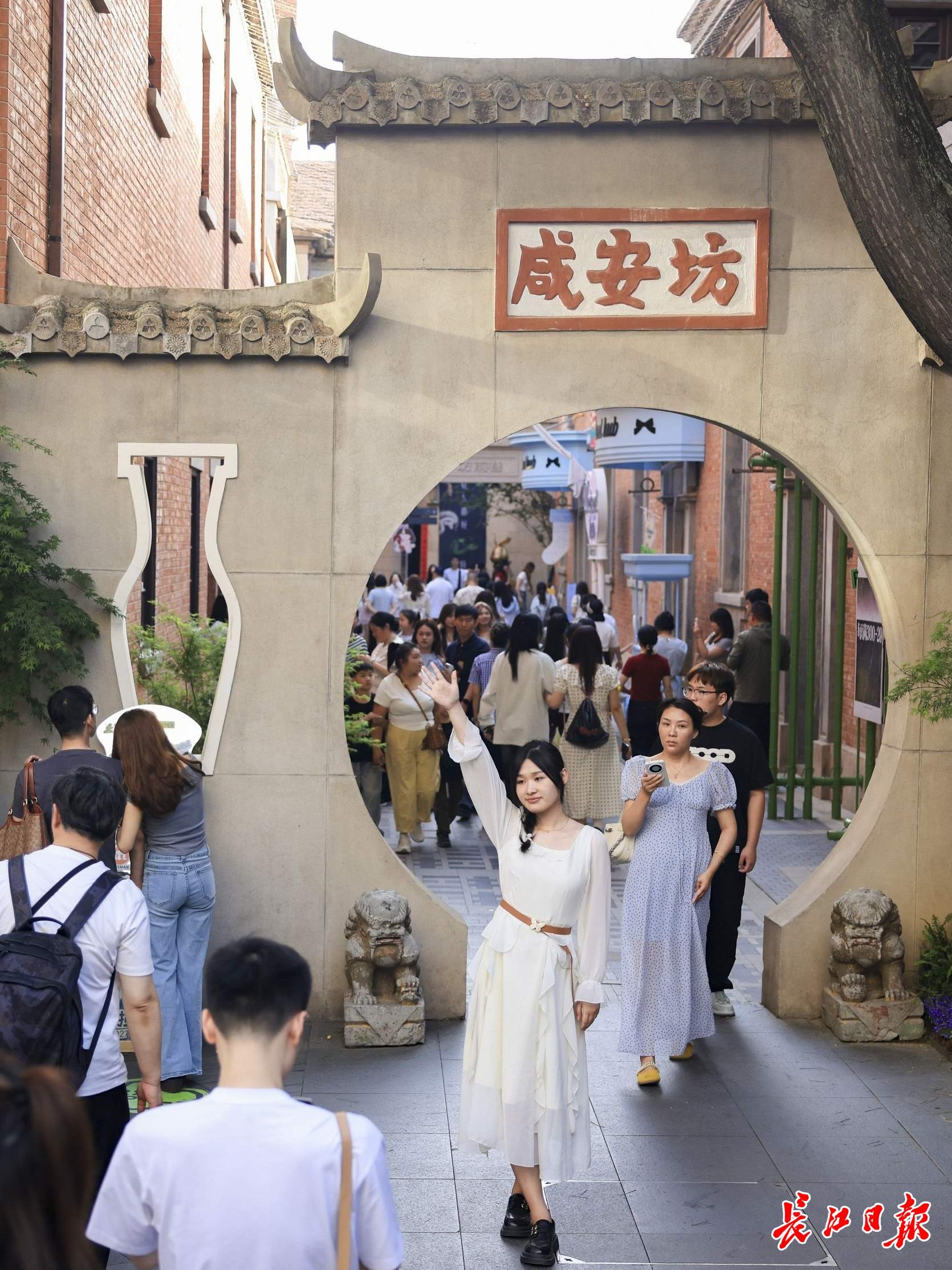 老房子“归来”人潮涌