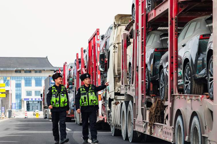 新春走基层·边疆万里行④|达坂枣红浓,国门藏蓝深