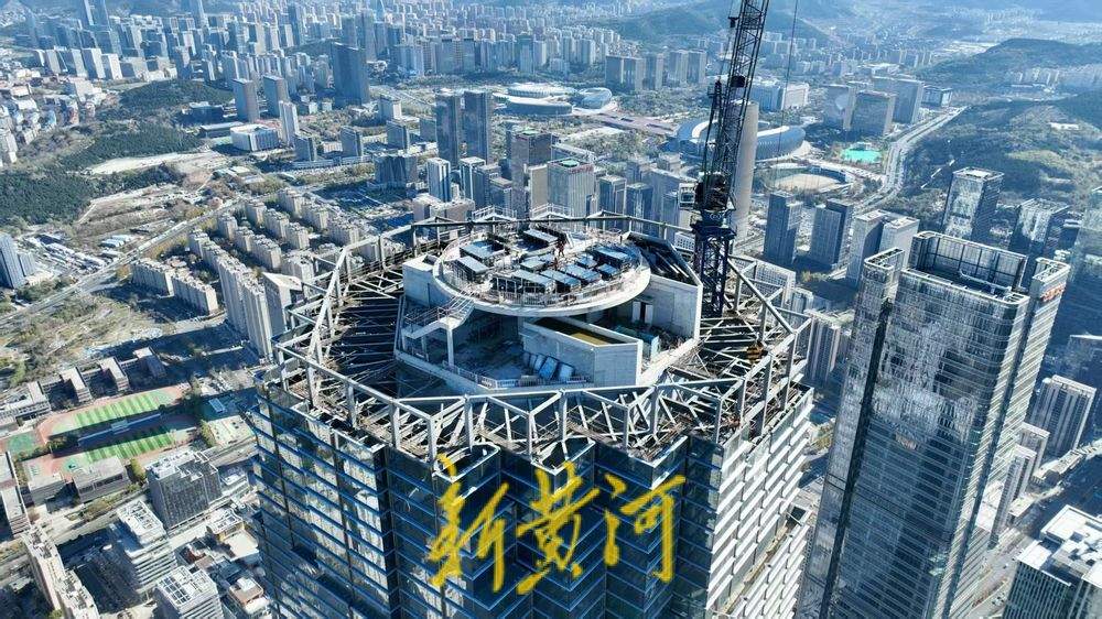 济南绿地山东国际金融中心塔冠幕墙安装推进，即将全面封顶