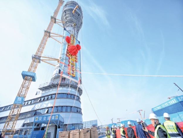 2.3吨玻璃高空拼装，误差不超两毫米 遥墙机场二期改扩建工程堪比“空中绣花”