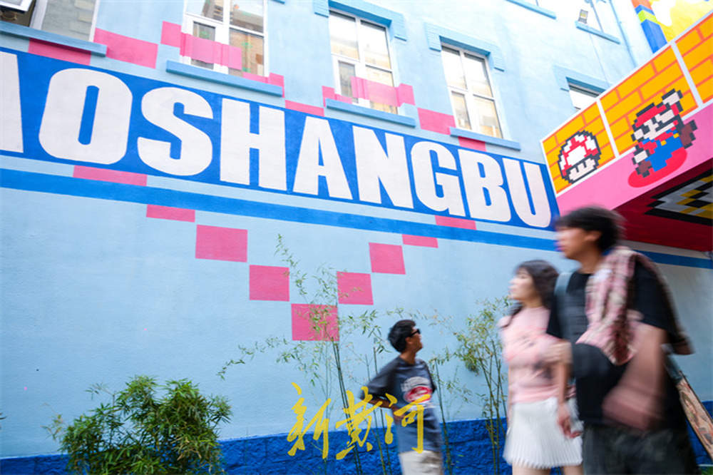 一年四季 泉在济南丨济南老商埠网红打卡点上新，复古建筑灰墙变身巨型画布