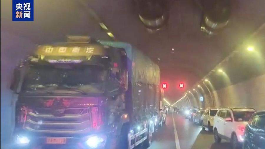 1.7公斤病重女婴急救途中遇堵车,司机齐刷刷45°角转向让出生命通道