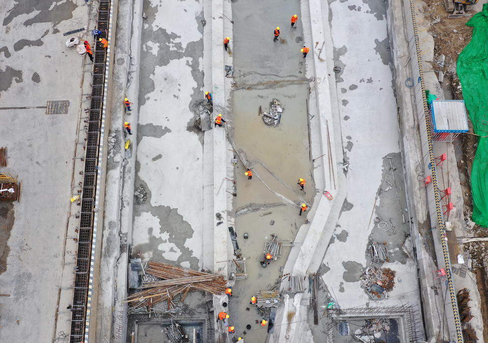 济南地铁7号线最新进展，二环北路站大批工人地下施工中