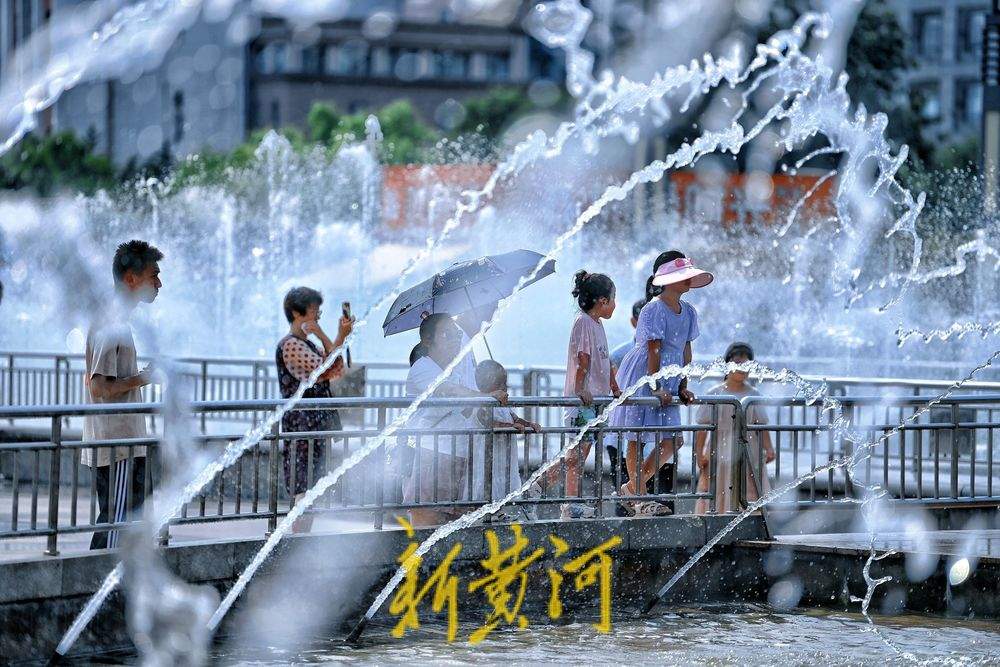 泉城广场音乐喷泉旁消夏纳凉好惬意