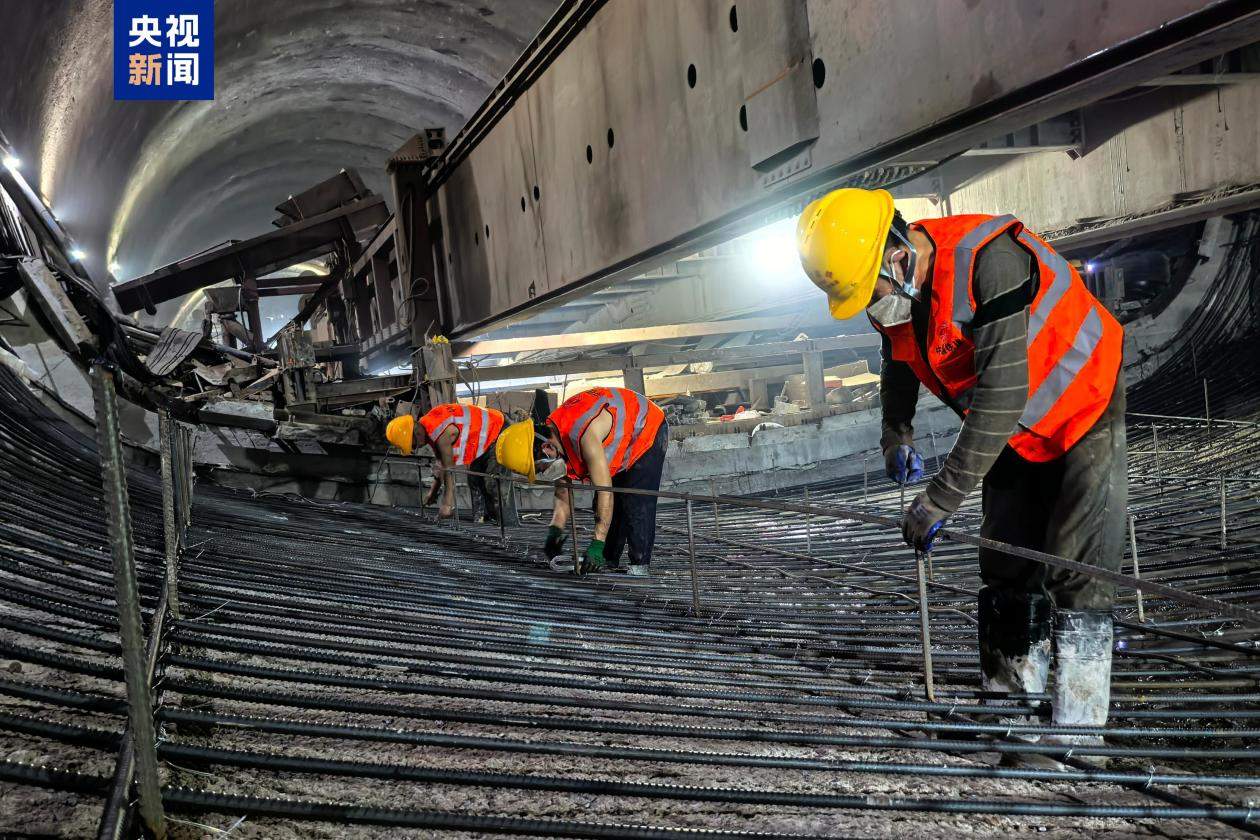 新渝万高铁任家山隧道顺利贯通