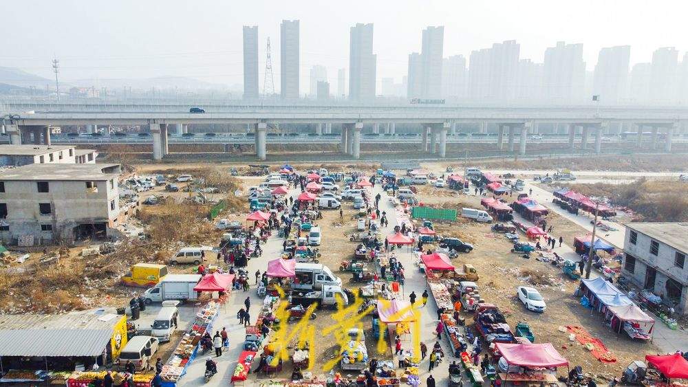 济南王府大集迎客流高峰，年货摊位如彩带装点乡村
