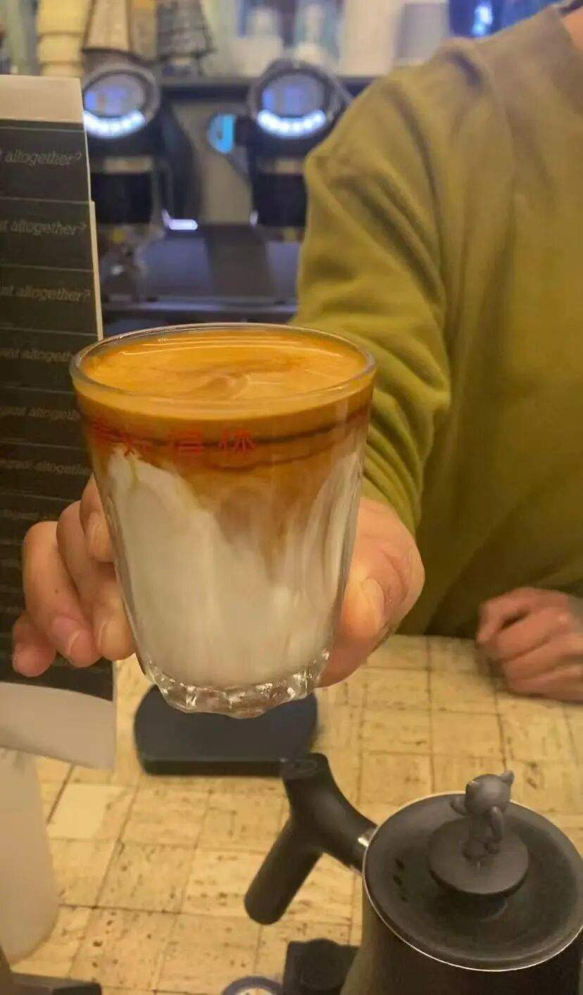 武汉一咖啡馆推出菜薹咖啡，一杯25元，店主：灵感来自顾客，选定的菜薹每斤约40元，与水打汁后会添加果胶酶处理