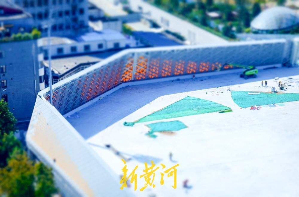 济南槐苑体育文化公园新建运动场 看台座椅安装到位