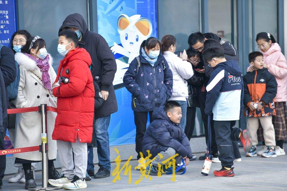 “泉”在济南冬游记｜科技馆里人气旺，开馆前现场已排起长龙