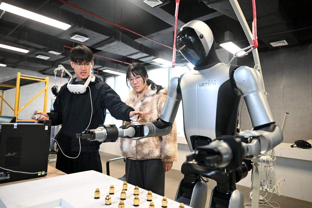 向着美好未来接续奋斗——全国两会传递信心与力量